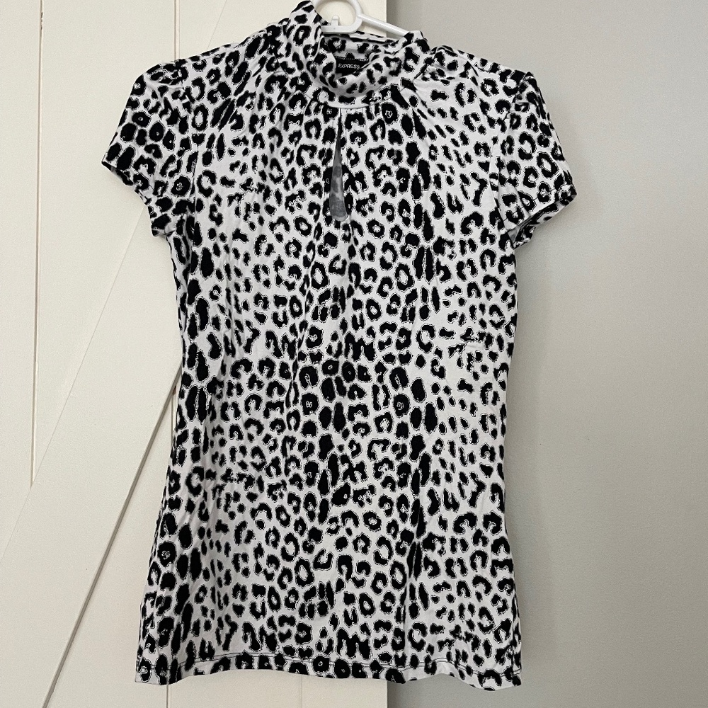 Express size M top with keyhole